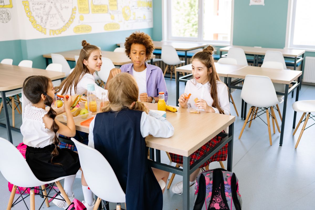 Niños comiendo en el comedor escolar